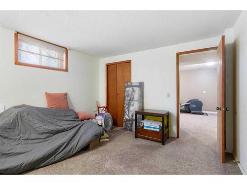 312 Silverthorn Way Nw, Calgary, AB - Indoor Photo Showing Bedroom