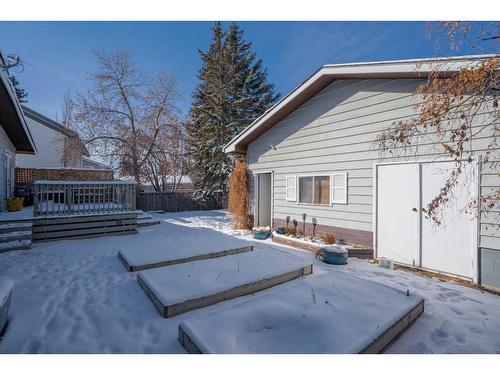 312 Silverthorn Way Nw, Calgary, AB - Outdoor