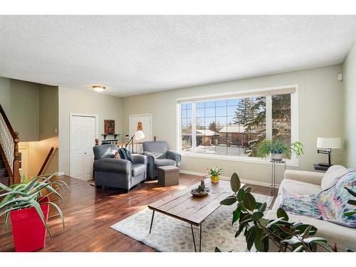 312 Silverthorn Way Nw, Calgary, AB - Indoor Photo Showing Living Room