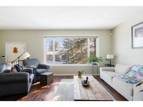 312 Silverthorn Way Nw, Calgary, AB - Indoor Photo Showing Living Room