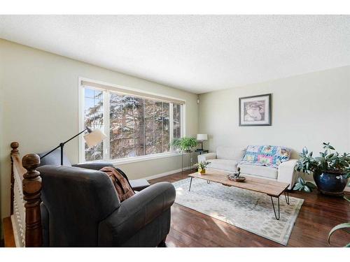 312 Silverthorn Way Nw, Calgary, AB - Indoor Photo Showing Living Room