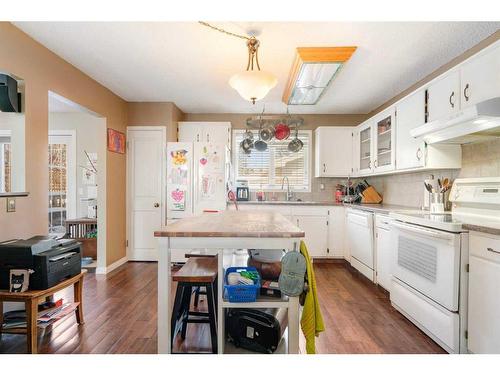 312 Silverthorn Way Nw, Calgary, AB - Indoor Photo Showing Kitchen