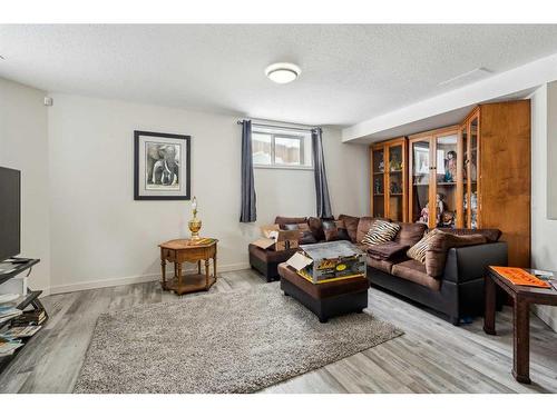 4 Madison Court, Strathmore, AB - Indoor Photo Showing Living Room