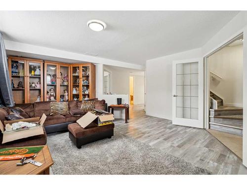 4 Madison Court, Strathmore, AB - Indoor Photo Showing Living Room