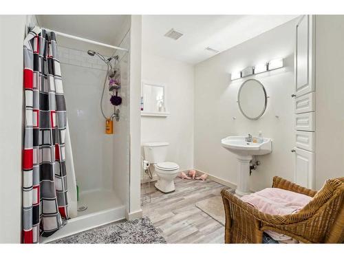 4 Madison Court, Strathmore, AB - Indoor Photo Showing Bathroom