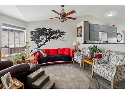 4 Madison Court, Strathmore, AB - Indoor Photo Showing Living Room