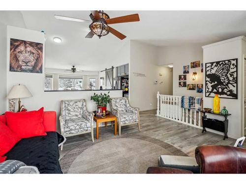 4 Madison Court, Strathmore, AB - Indoor Photo Showing Living Room