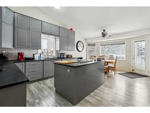 4 Madison Court, Strathmore, AB - Indoor Photo Showing Kitchen With Upgraded Kitchen