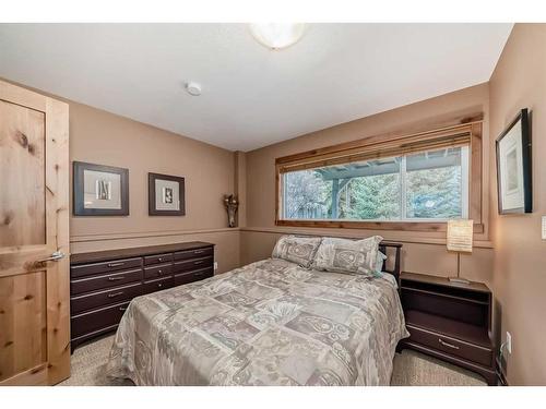 148-200 Prospect Heights, Canmore, AB - Indoor Photo Showing Bedroom