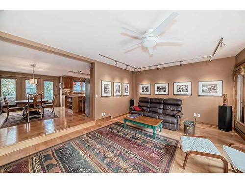 148-200 Prospect Heights, Canmore, AB - Indoor Photo Showing Living Room