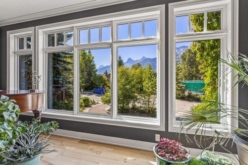 930 9 Street, Canmore, AB - 