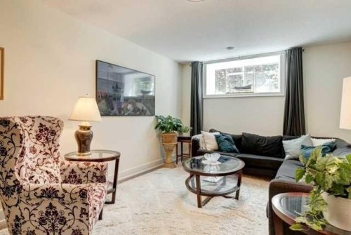 930 9 Street, Canmore, AB - Indoor Photo Showing Living Room