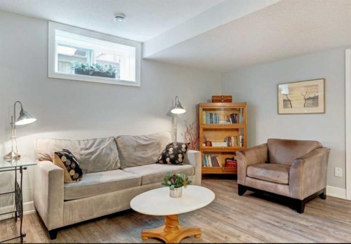 930 9 Street, Canmore, AB - Indoor Photo Showing Living Room