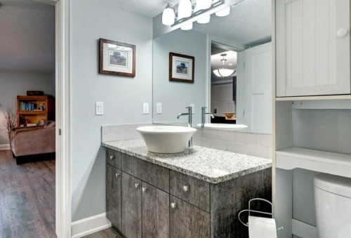 930 9 Street, Canmore, AB - Indoor Photo Showing Bathroom