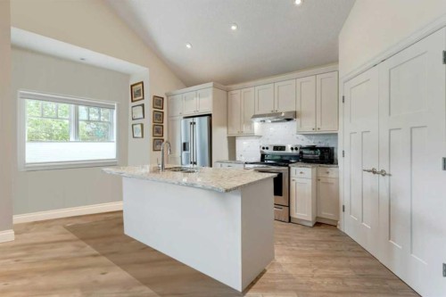 930 9 Street, Canmore, AB - Indoor Photo Showing Kitchen With Upgraded Kitchen