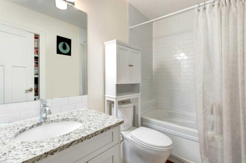 930 9 Street, Canmore, AB - Indoor Photo Showing Bathroom