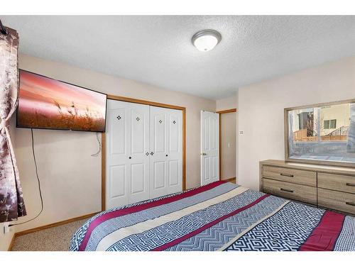 34 Covehaven Rise Ne, Calgary, AB - Indoor Photo Showing Bedroom