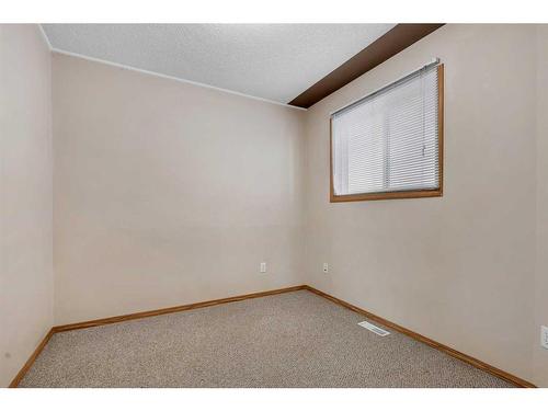 34 Covehaven Rise Ne, Calgary, AB - Indoor Photo Showing Other Room