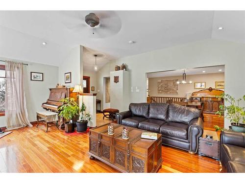 2917 Lathom Crescent Sw, Calgary, AB - Indoor Photo Showing Living Room