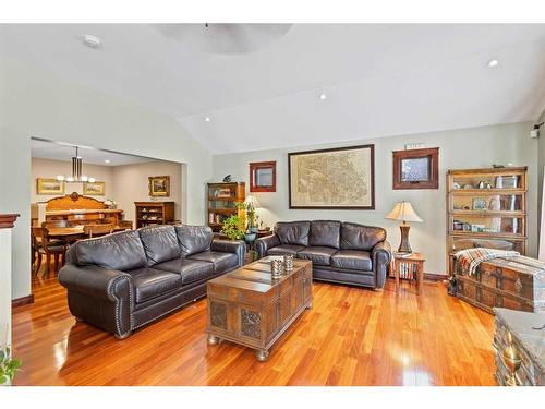 2917 Lathom Crescent Sw, Calgary, AB - Indoor Photo Showing Living Room