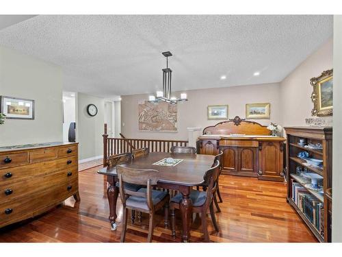 2917 Lathom Crescent Sw, Calgary, AB - Indoor Photo Showing Dining Room