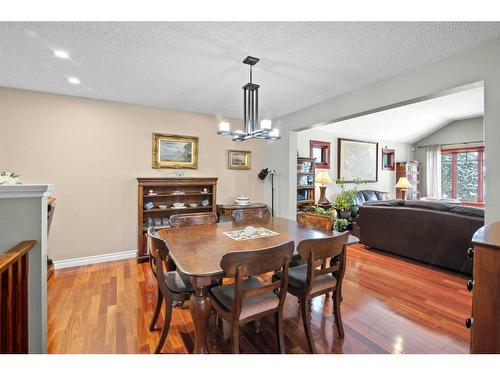 2917 Lathom Crescent Sw, Calgary, AB - Indoor Photo Showing Dining Room