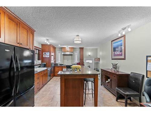 2917 Lathom Crescent Sw, Calgary, AB - Indoor Photo Showing Kitchen