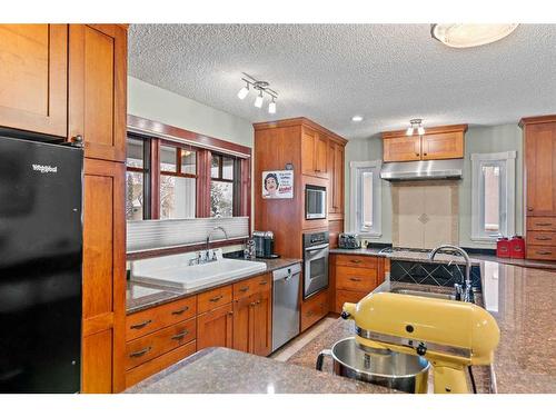 2917 Lathom Crescent Sw, Calgary, AB - Indoor Photo Showing Kitchen