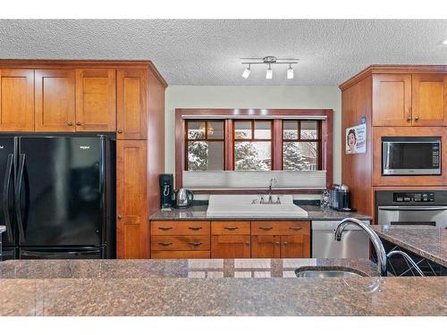 2917 Lathom Crescent Sw, Calgary, AB - Indoor Photo Showing Kitchen