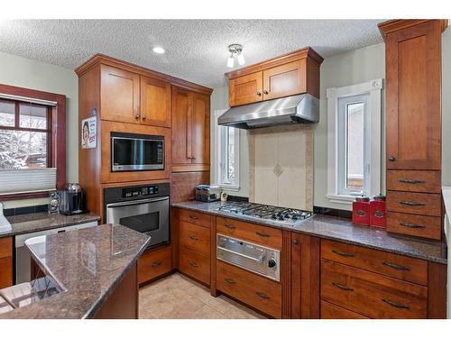 2917 Lathom Crescent Sw, Calgary, AB - Indoor Photo Showing Kitchen