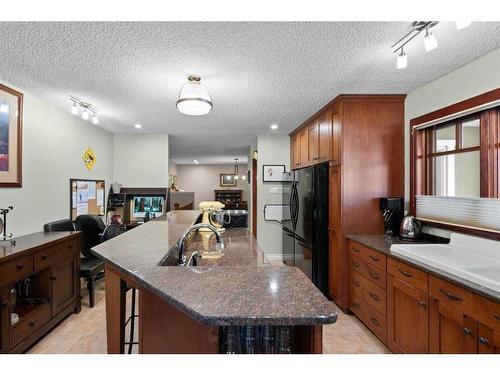 2917 Lathom Crescent Sw, Calgary, AB - Indoor Photo Showing Kitchen