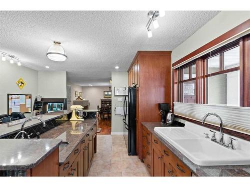 2917 Lathom Crescent Sw, Calgary, AB - Indoor Photo Showing Kitchen