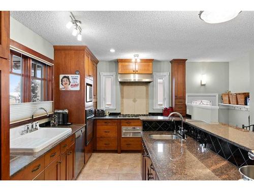 2917 Lathom Crescent Sw, Calgary, AB - Indoor Photo Showing Kitchen