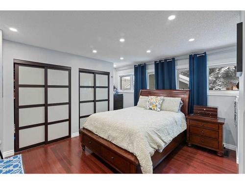 2917 Lathom Crescent Sw, Calgary, AB - Indoor Photo Showing Bedroom