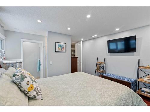 2917 Lathom Crescent Sw, Calgary, AB - Indoor Photo Showing Bedroom