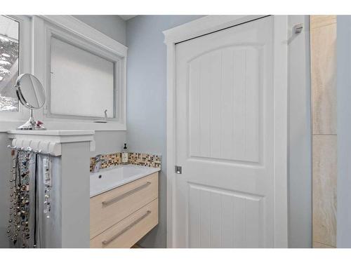 2917 Lathom Crescent Sw, Calgary, AB - Indoor Photo Showing Bathroom