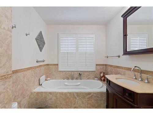 2917 Lathom Crescent Sw, Calgary, AB - Indoor Photo Showing Bathroom