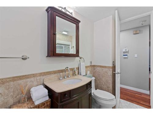 2917 Lathom Crescent Sw, Calgary, AB - Indoor Photo Showing Bathroom