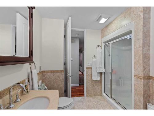 2917 Lathom Crescent Sw, Calgary, AB - Indoor Photo Showing Bathroom