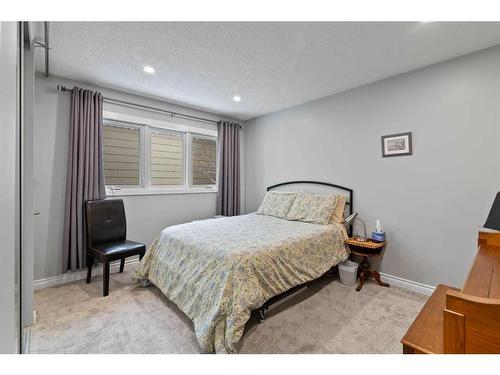 2917 Lathom Crescent Sw, Calgary, AB - Indoor Photo Showing Bedroom