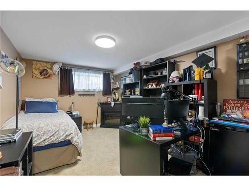 2917 Lathom Crescent Sw, Calgary, AB - Indoor Photo Showing Bedroom