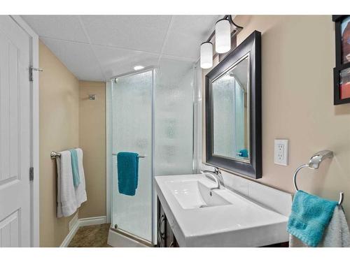 2917 Lathom Crescent Sw, Calgary, AB - Indoor Photo Showing Bathroom