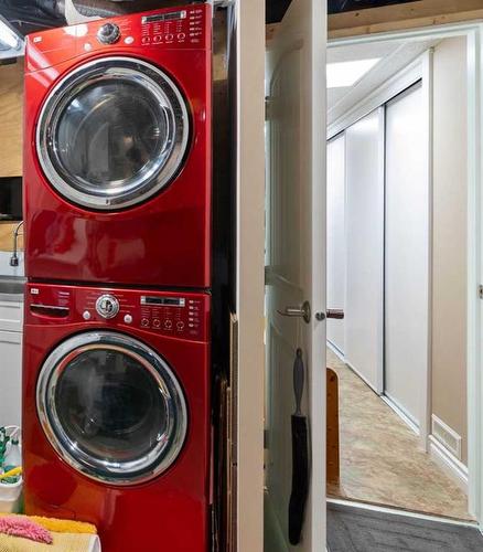 2917 Lathom Crescent Sw, Calgary, AB - Indoor Photo Showing Laundry Room