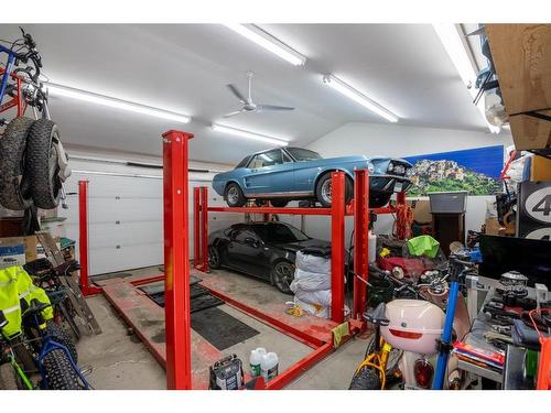 2917 Lathom Crescent Sw, Calgary, AB - Indoor Photo Showing Garage