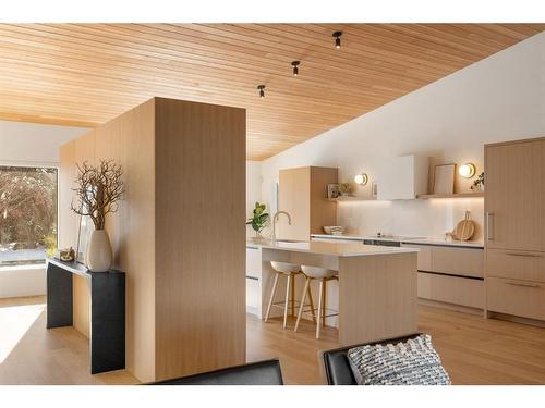 2016 53 Avenue Sw, Calgary, AB - Indoor Photo Showing Kitchen