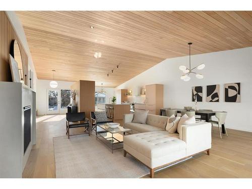 2016 53 Avenue Sw, Calgary, AB - Indoor Photo Showing Living Room