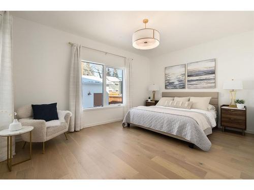 2016 53 Avenue Sw, Calgary, AB - Indoor Photo Showing Bedroom