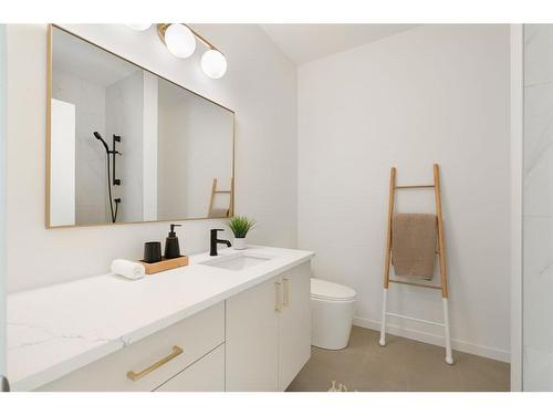 2016 53 Avenue Sw, Calgary, AB - Indoor Photo Showing Bathroom