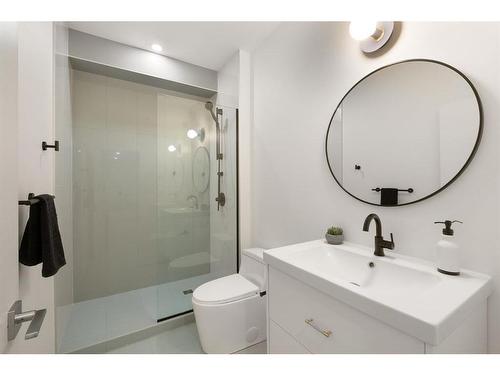 2016 53 Avenue Sw, Calgary, AB - Indoor Photo Showing Bathroom