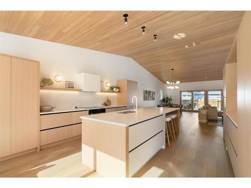 2016 53 Avenue Sw, Calgary, AB - Indoor Photo Showing Kitchen